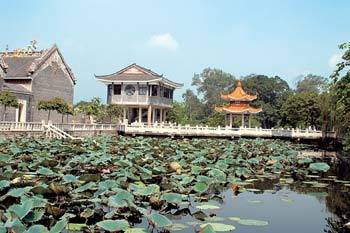 캉유웨이의 옛집 옆에는 홍콩 화교인 질녀의 기부금으로 조성된 화려한 연못이 있다. 난하이〓김형찬기자 khc@donga.com