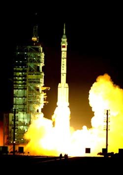 30일 간쑤성 주취안 위성발사센터에서 무인우주선 선저우4호가 발사되고 있다.주취안AP연합