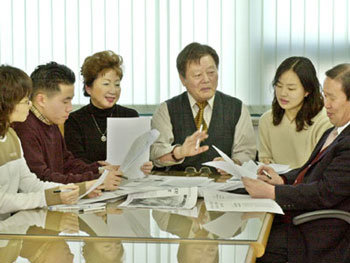 인터넷 신문을 함께 만드는 2030세대와 5060세대가 한자리에 모여 편집회의를 하고 있다. 왼쪽부터 이민호 이건혁 장명자 변노수 노아실 김영기씨.손효림기자