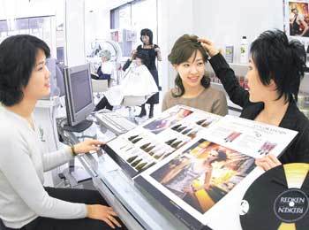 염색 파마 두피관리 등 영역별 ‘스페셜리스트’제도를 도입한 미용실이 문을 열었다. 서울 노원구 상계동 ‘티티’에서 각 분야별 ‘스페셜리스트’들이 ‘맞춤식’ 고객 상담을 위한 의견을 주고 받고 있다./신석교기자