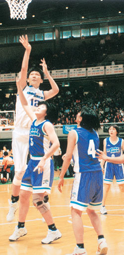 2001년 일본전국고교대회 때 한국여자농구의 ‘희망’ 하은주(왼쪽)가 큰 신장(2m2)을 이용한 점프슛으로 상대수비를 무력화하고 있다.사진제공 일본 오카고