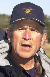 조지 W 부시 미 대통령이 2일 겨울 휴가를 보내고 있는 텍사스주 크로포드 목장에서 기자들과 함께 산책하면서  북한  핵 위기와 이라크 문제에 대해 말하고 있다. -크로포드〓로이터 뉴시스