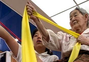 SBS 신년특집 다큐 ‘21세기 장수비법’. 성장 호르몬 요법을 시술받은 90대 할머니가 근력을 측정하고 있다./사진제공 SBS