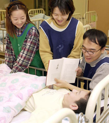 강남구 내곡동 서울시립 아동병원에서 무연고 중증 장애아동들을 돌보며 아르바이트하는 대학생 신숙정 이재경 이상호씨(왼쪽부터).전영한기자