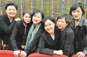 대우증권의 각 영업분야에서 남다른 경력을 쌓아가고 있는 여섯 여성의 새해 각오는 남다르다. 왼쪽부터 박승이 송엘렌 한정 민원정 정선이 남윤정씨.-이훈구기자