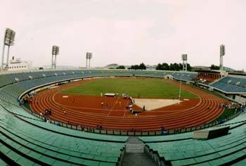 청계천 복원 공사로 인해 현재 주차장으로 사용되고 있는 동대문운동장 축구장 전경. 2005년 공사 완료 후 동대문운동장 축구장의 활용에 대해 현재 활발한 논의가 이뤄지고 있다. 동아일보 자료사진