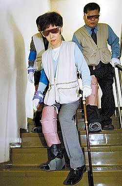 7일 서울 한국 프레스센터에서 열린 ‘노인 유사체험’ 행사에서 개그우먼 김미화씨가 체험 장비를 입고 조심조심 계단을 내려오고 있다. -원대연기자