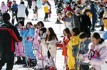 한 스키 캠프에 참가한 학생들이 슬로프에서 강사의 말에 귀를 기울이고 있다. -홍천=원대연기자
