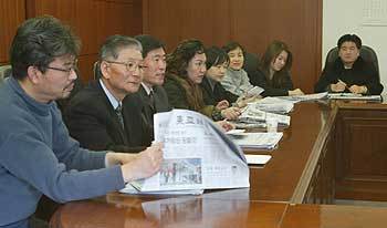 제3기 독자위원회 서울 및 수도권 독자위원들이 지난해 12월27일 본사 20층 회의실에서 열린 3차 회의에서 동아일보에 대한 의견을 활발하게 개진하고 있다. 왼쪽부터 홍동원 임효빈 강세인 주경희 이지선 이선애 박루시아 하상관씨. -강병기기자