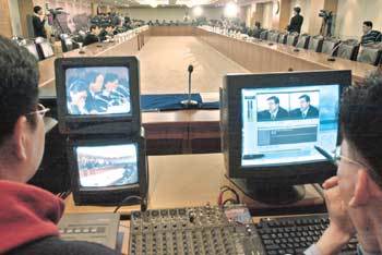 한나라당이 7일 당사에서 열린 정치개혁특위 워크숍을 인터넷으로 생중계하고 있다.-서영수기자