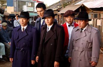 SBS 각종 프로그램이 ‘야인시대’(사진) 우려먹기에 열을 올려 지나친 자사 홍보라는 비난을 받고 있다.사진제공 SBS