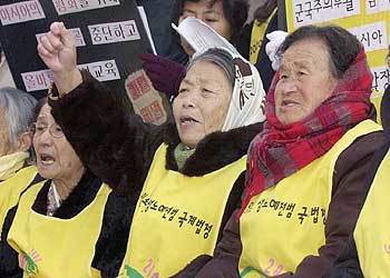 위안부 출신 할머니와 한국정신대문제대책협의회 관계자들이 정기 수요집회 11주년을 맞아 8일 서울 종로구 중학동 일본대사관 앞에서 집회를 갖고 있다. -전영한기자