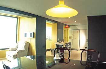 바닥은 화이트 오크 , 천장은 웜 그레이 , 옆면은 겨자색 , 짙은 회색 , 짙은 보라색 등 면마다 각각 다른 색을 써서 입체적으로 보인다 . 안나홍 디자인 작품 . /신석교기자