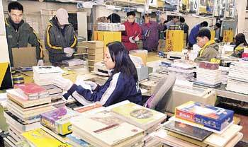 인터넷 서점들이 도서정가제를 앞두고 주문이 폭주해 배송 문제로 골치를 앓고 있다. 주문 서적을 포장하고 있는 인터넷 서점 예스24의 물류센터 직원들./동아일보 자료사진