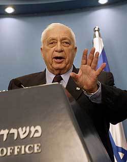 아리엘 샤론 이스라엘 총리가 9일 집무실에서 가진 기자회견에서 자신과 관련한 부패 스캔들 혐의를 부인하고 있다. -예루살렘〓AP 연합