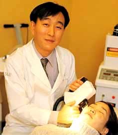 종로 S&U 피부과 피부혈관 레이저센터 김영걸 소장. 시험단계에 있던 피부혈관 치료의 새 장을 열었다는 평가를 받고 있다.