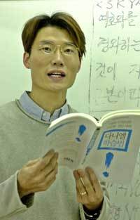 김동환 전도사는 허리디스크로 10년째 고생하는 등 건강이 나쁜 편이지만 스카이 학교 수업 등을 한 번도 빼먹은 적이 없다./권주훈기자