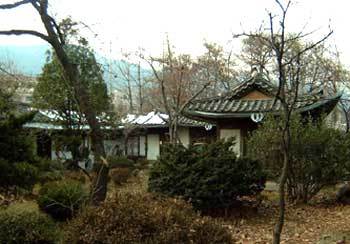 육당 최남선이 일제 말기 집필활동을 했던 서울 강북구 우이동 고택. 서울시 문화재 지정 대상에서 제외돼 철거될 운명에 놓였다. -동아일보 자료사진