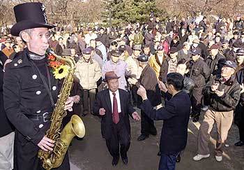 ‘거리의 악사’ 백연화 옹이 서울 종묘공원에서 색소폰을 연주하고 있다. 그는 20년 넘게 노인들을 위한 작은 음악회를 열어왔다. -전영한기자
