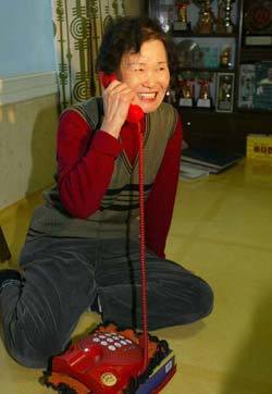 어머니 최춘자씨가 11일 이형택과 국제전화를 하며 환하게 웃고 있다.