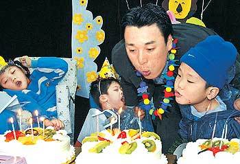 삼성 이승엽이 13일 대구 수성구 두산동의 화니복지재단을 방문, 생일을 맞은 장애 어린이들과 함께 케이크의 촛불을 끄고 있다. -대구=연합