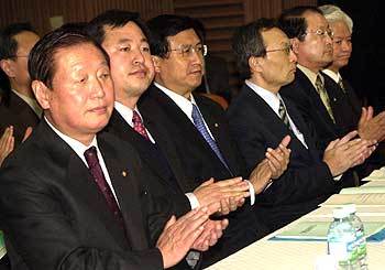 민주당 개혁특별위원회(위원장 김원기·왼쪽)는 13일 부산상공회의소 상위홀에서 ‘제1차 국민대토론회’를 갖고 당 개혁 방안을 논의했다. -최재호기자