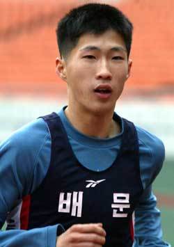 지난해 고교 중장거리 전관왕 엄효석이 ‘제2의 이봉주’를 꿈꾸며 건국대 제주훈련캠프에 합류해 힘차게 달리고 있다. 이훈구기자