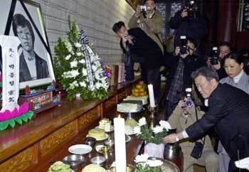 14일 오전 서울 조계사에서 열린 고 박종철씨 16주기 추모제에서 박씨의 아버지가 꽃을 바치고 있다. -안철민기자