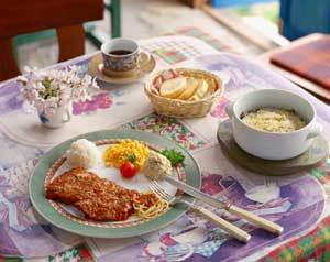전형적인 양식 상차림. 서로 어울리는 식탁 위의 배색은 가족들의 식욕을 돋운다./동아일보 자료사진