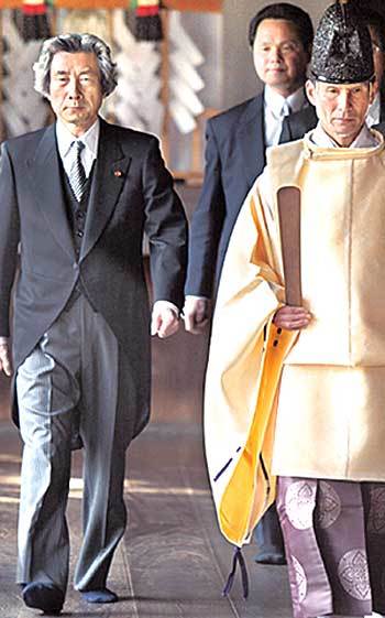 고이즈미 준이치로 일본 총리(왼쪽)가 14일 제2차 세계대전 A급 전범이 합사돼 있는 야스쿠니신사에 들어서고 있다. -도쿄=뉴시스