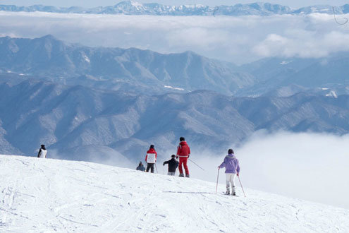 시로우마다케의 주능선에 자리잡은 핫포오네 스키장의 슬로프 정상(해발 1850m). 나가노현을 뒤덮는 거대한 재팬알프스의 산악군이 파노라마로 다가오는 유럽형의 전망좋은 스키장이다./조성하기자