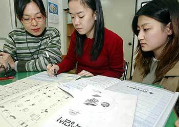 서울 성동구 하왕십리동 에듀토피아 중앙교육에서 15일 학습기술 검사를 받은 학생들이 검사 결과를 토대로 상담직원(왼쪽)과 상담하고 있다. -원대연기자