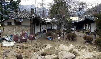 철거 중인 서울 강북구 우이동의 최남선 고택. 현재 대문과 담을 철거한 최남선 고택은 곧 역사의 뒤안길로 사라지게 된다. -안철민기자