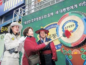 지난달 호주축산공사 한국대표부가 서울 명동에서 선보인 '길거리 시민 유세전'에서 시민들이 신문고를 울리며 새 대통령에게 바라는 소망을 얘기하고 있다. 사진제공 호주축산공사 한국대표부