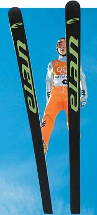 쇼트트랙을 제외한 동계 스포츠에서 한국에 사상 처음으로 세계대회 금메달을 안긴 강칠구. 2002년 솔트레이크시티 동계올림픽 K-120에서 화려한 비상을 하고 있다. 게티이미지