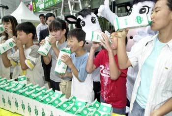 어린이와 청소년이 우유를 덜 먹어 문제다. 지난해 농협 하나로클럽 목동점(서울 양천구)에서 열린 ‘우유 빨리마시기대회’에서 참가자들이 즐겁게 우유를 마시고 있다.동아일보 자료사진