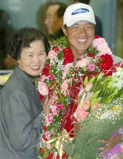 한국 테니스의 역사를 새로 쓴 이형택(오른쪽)이 인천국제공항 출국장에서 마중나온 어머니 최춘자씨와 함께 활짝 웃고 있다. 인천=강병기기자