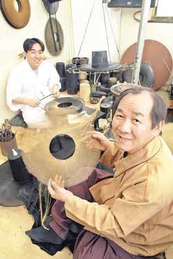 옛날 화로와 인두로 갓을 만드는 무형문화재 박창영씨(오른쪽)와 아들 형박씨. 안철민기자