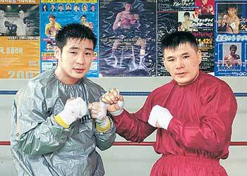 한국 권투계의 유망주로 떠오르며 '코리안 드림'을 키우고 있는 몽골 출신 권투선수 김 바이라(왼쪽)와 조니 김. -안철민기자