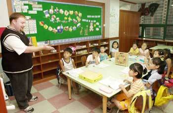 한 영어유치원에서 아이들이 원어민 교사로부터 영어를 배우고 있다./동아일보 자료사진
