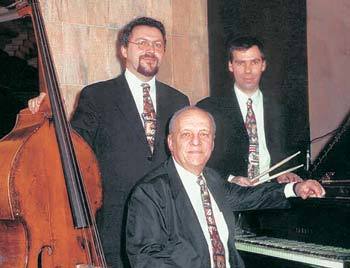 작곡가 겸 재즈 피아니스트 클로드 볼링(앞), 베이시스트 피에르 맹고르(뒤왼쪽), 드럼연주자 뱅상 코르델리테(뒤오른쪽). 사진제공 크레디아