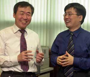 강성군 한양대 공대학장(왼쪽)과 이상욱 철학과 교수.이종승기자