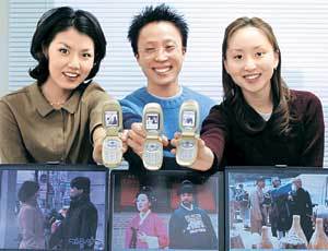 휴대전화기 화면으로 TV 프로그램을 시청하는 KTF 휴대전화 방송서비스.동아일보 자료사진