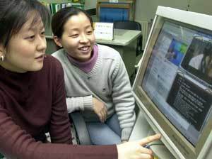 VDSL 서비스를 사용중인 서울 마포구 창전동 삼성아파트 관리사무소를 최근 방문해 전송 속도를 확인해본 결과 다운로드와 업로드 양 방향 속도가 모두 10Mbps 이상이 나와 동영상 등을 보는데 별다른 불편이 없었다.이종승기자