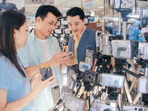 서울 광진구 테크노마트의 한 디지털 카메라 매장에서 소비자들이 직원의 설명을 들으며 카메라를 고르고 있다. 하임숙기자