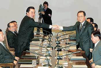 제9차 남북장관급회담 수석대표인 정세현 통일부장관(오른쪽)과 북측 대표인 김영성 내각책임참사가 22일 회담장인 서울 쉐라톤 워커힐 호텔에서 제1차 전체회의를 갖기에 앞서 인사를 나누고 있다. -사진공동취재단