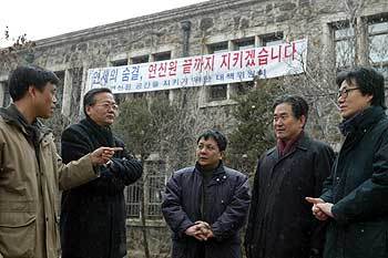 연세대 교수 50여명이 교내의 유서깊은 건물 철거를 막기 위해 천막농성에 들어간 가운데 일부 교수들이 22일 교내 연합신학원 앞에서 이 문제에 관해 이야기를 나누고 있다.-이훈구기자