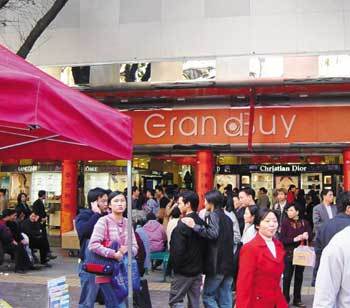 18일 오후 해외 명품 및 자국 브랜드 매장과 대형 쇼핑몰이 몰려있는 중국 광둥성 광저우의 베이징로가 주말을 맞아 쏟아져 나온 쇼핑객들로 붐비고 있다.광저우=김현진기자