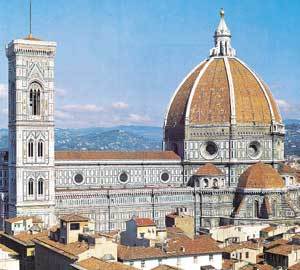 피렌체의 비좁은 거리의 길모퉁이를 돌거나 광장으로 나설 때 만나게 되는 산타마리아 대성당. 대성당의 돔은 15세기 르네상스 시대의 건축가 필리포 브루넬레스키의 대표작이다.사진제공 민음사