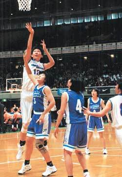 한국 여자농구의 희망 하은주(왼쪽)가 2001년 열린 일본전국여고농구대회에서 상대 수비를 눈 아래 두고 가볍게 점프슛을 터뜨리고 있다.  동아일보 자료사진